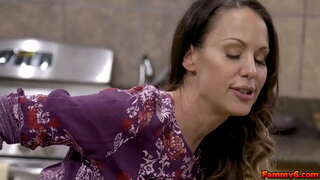 Nxehtë zeshkane grua Mckenzie Lee merr disa të ADN-së nga të rinj kurvar dhe e bën atë sperma