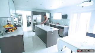 Tetas pequeñas madrastra, cocineros y su vestido se ensucia.Ella toma para limpiar y hijastro consigue una erección.Ella le da una paja y una mamada y se la follan Tetas pequeñas madrastra, cocineros y su vestido se ensucia.Ella toma para limpiar y hijastro consigue una erección.Ella le da una paja y una mamada y se la follan