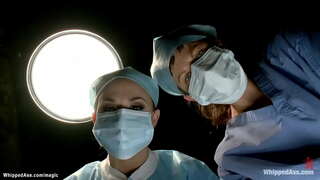 Vezana i zgađen u medicinskoj stolicu brineta lezbejka pacijent Cassandra Nix dominiraju doktor u lateks Chanel Preston onda udaren u suspenzija