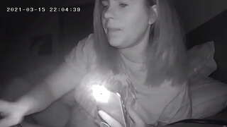 مادر را از بین می برد Clit او در خواب مخفی