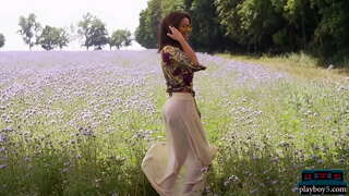 Peituda húngaro MILF modelo queda espido e parece incrible quente nu