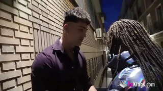 Թխահեր эксгибиционистка ստանում հորատումը է похотливого чувака