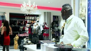 Красива Рейчъл Аджани получава ново бельо в секс-шопе би би си Еди Blackstone и еякулира гореща анальную сесия с мокри отсосом, вибратор в задника и сперма в жопе! Пълен филм и още 1000 на PrivateBlack.com !