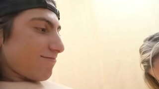 Të rinj tip merr një të shkëlqyer deepthroat nga bjonde MILF