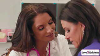 Bujnih prsi medicinska sestra zapelje a milf učitelj in liže svojo obrito mucko.Je črna zanič njene velike joške in nato liže in masturbates njeno muco.Potem so 69