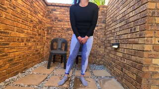 Nữ bồi gái điếm trong nhà và ngoài trời đi tiểu, và lộn xộn