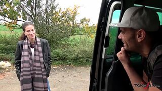 Random Brud Besprutas med Sperma på en Undanskymd