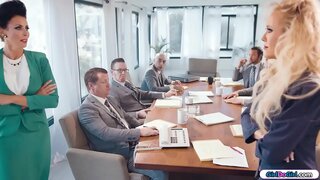 Busty milf podjetnic, gredo glavo na glavo med boardmeeting.Drugi poslovneži ven tako hitro, kot lahko.Končno milfs imajo prostor za sebe in začnete poljubljati in lizati seboj