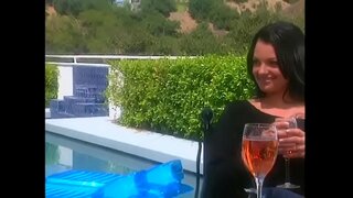 ǃ�纹身美女与乌鸦发引诱家伙的家伙在天井以获得更大的折扣期间购买的房子