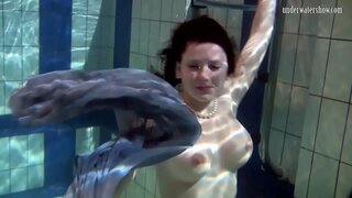 Ngojay babeh Katka strips turun di kolam renang