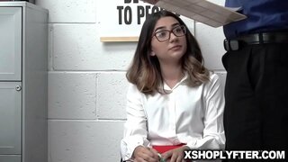 Callie is op die top van die kantoortafel verras